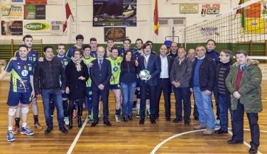 El presidente de la RFEVB, Agustín Martín Santos agradece a Textil Santanderina su apoyo al Voleibol