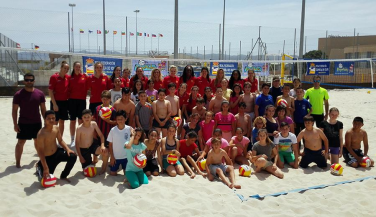 La selección femenina con la campaña Pequevoley en la arena 