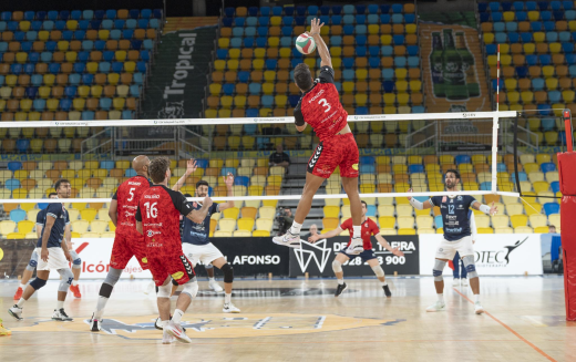 El Bus Leader San Roque no puede con el Cisneros en el derbi del Arena